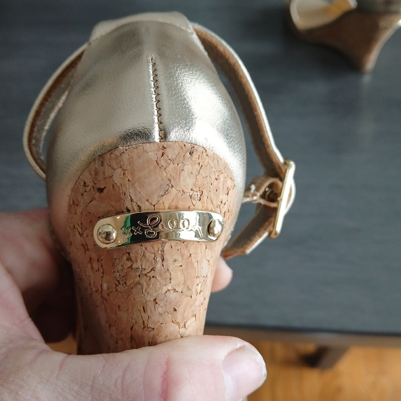 Lilly Pultzier Gold Wedge Sandals like New size 6 - Picture 5 of 6